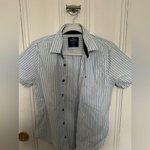 💙🤍SHORT SLEEVE HOLLISTER BUTTON UP🤍💙